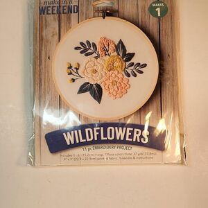 Pink Flower Wooden Hoop Embroidery Kit Leisure Arts Sewing Grandma Gift NWT